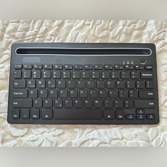 Keyboard HQ Bluetooth Keyboard - Picture 2 of 4